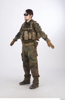  Photos Frankie Perry Army KSK Recon Germany standing whole body 0002.jpg